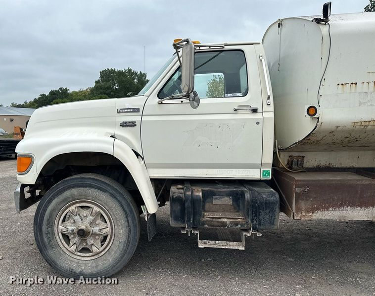 image for item MQ9402 1997 Ford F800  water truck