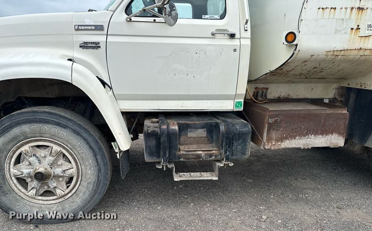 image for item MQ9402 1997 Ford F800  water truck