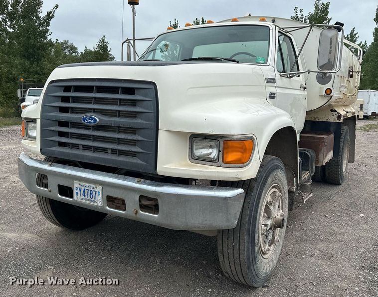 image for item MQ9402 1997 Ford F800  water truck