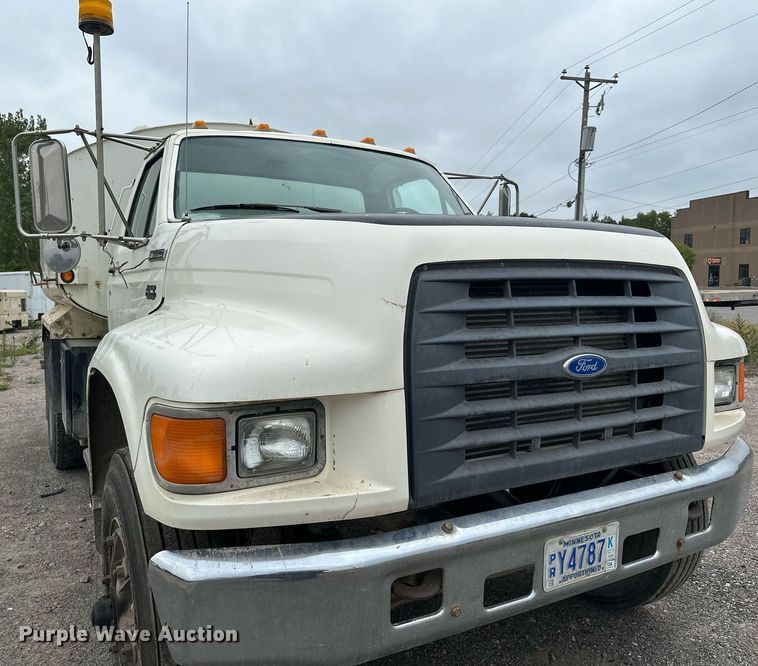 image for item MQ9402 1997 Ford F800  water truck