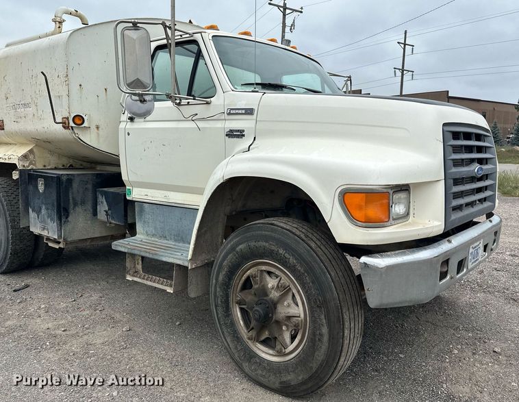 image for item MQ9402 1997 Ford F800  water truck