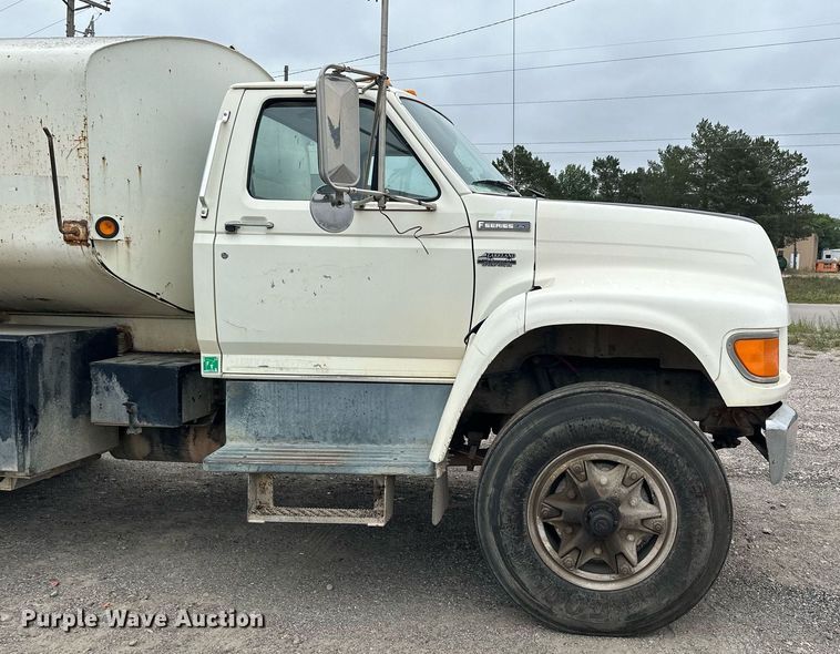 image for item MQ9402 1997 Ford F800  water truck