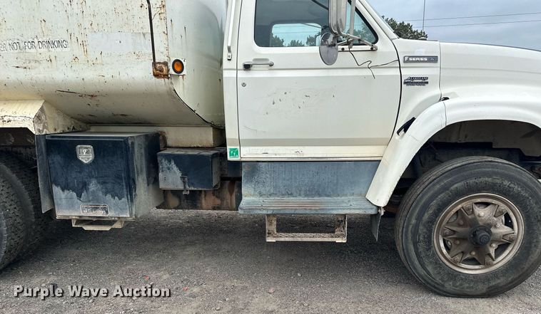 image for item MQ9402 1997 Ford F800  water truck