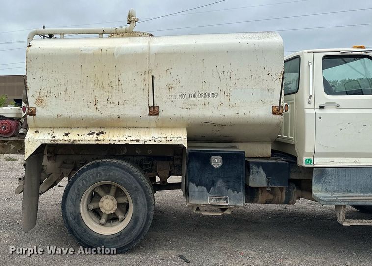 image for item MQ9402 1997 Ford F800  water truck