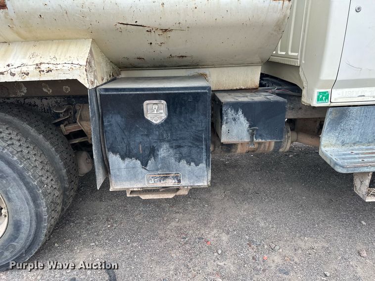 image for item MQ9402 1997 Ford F800  water truck
