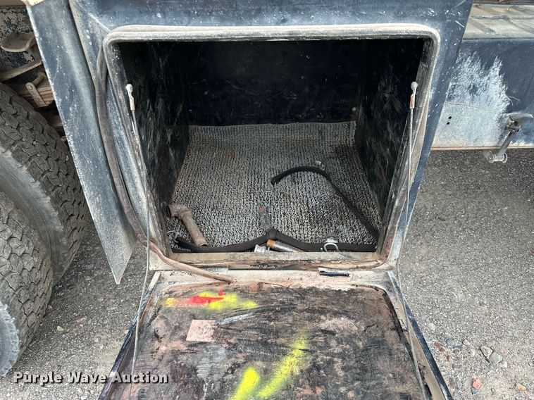 image for item MQ9402 1997 Ford F800  water truck