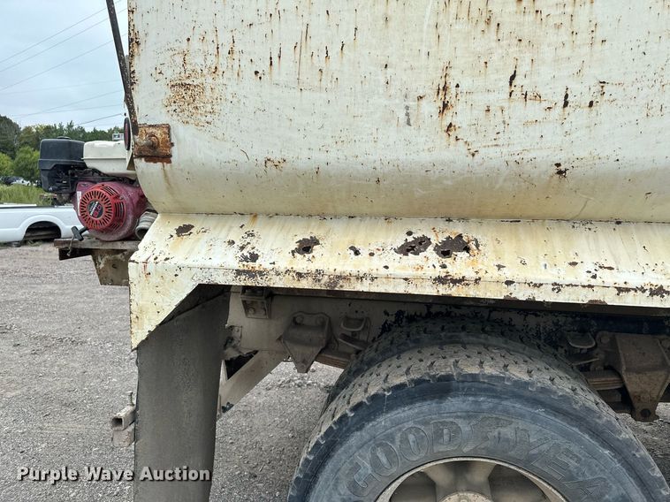 image for item MQ9402 1997 Ford F800  water truck