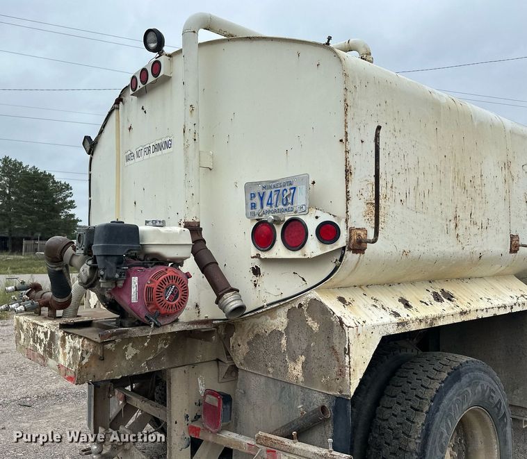 image for item MQ9402 1997 Ford F800  water truck