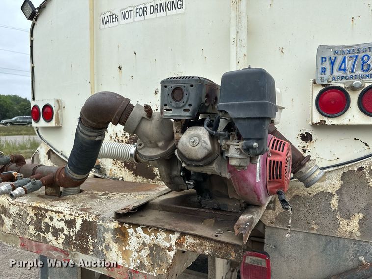 image for item MQ9402 1997 Ford F800  water truck