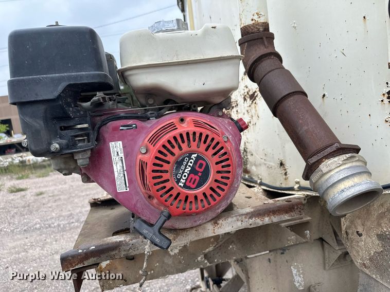 image for item MQ9402 1997 Ford F800  water truck