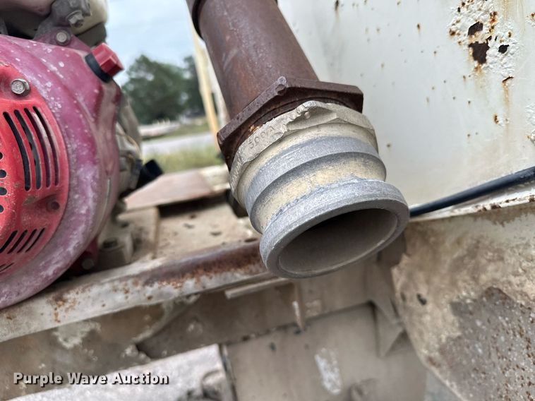 image for item MQ9402 1997 Ford F800  water truck