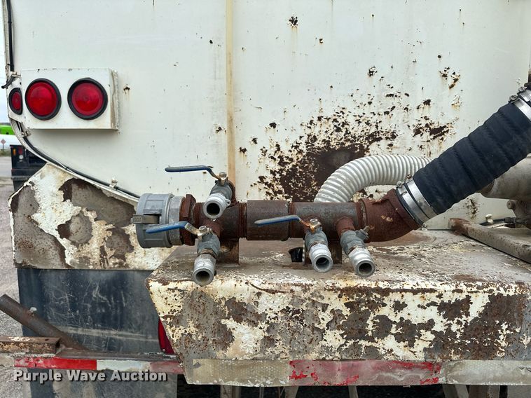 image for item MQ9402 1997 Ford F800  water truck