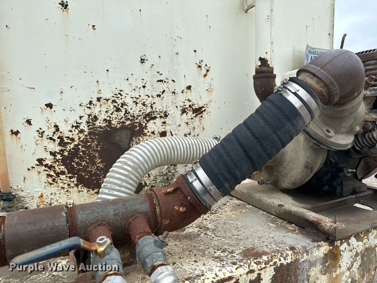 image for item MQ9402 1997 Ford F800  water truck