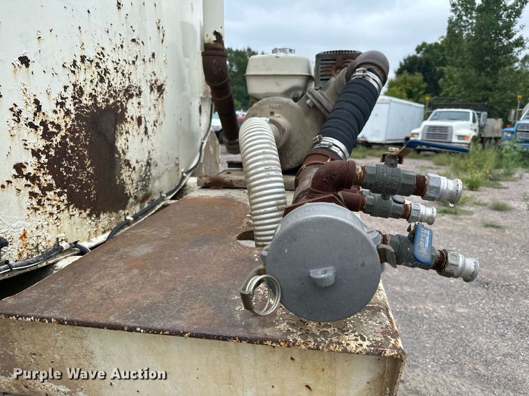 image for item MQ9402 1997 Ford F800  water truck