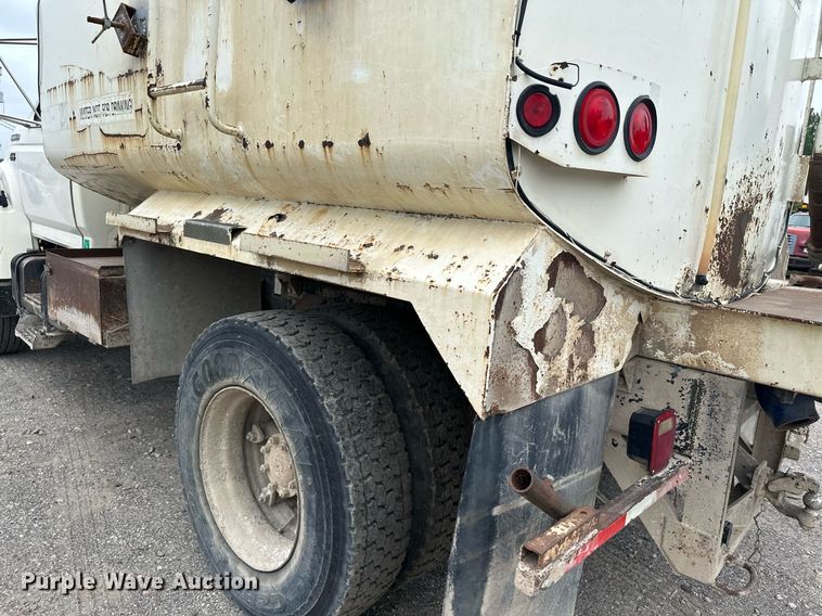 image for item MQ9402 1997 Ford F800  water truck
