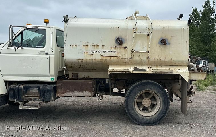 image for item MQ9402 1997 Ford F800  water truck