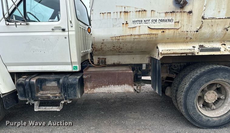 image for item MQ9402 1997 Ford F800  water truck