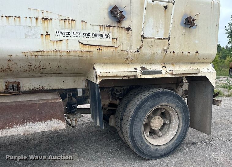 image for item MQ9402 1997 Ford F800  water truck