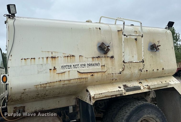 image for item MQ9402 1997 Ford F800  water truck