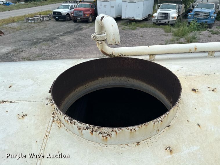 image for item MQ9402 1997 Ford F800  water truck