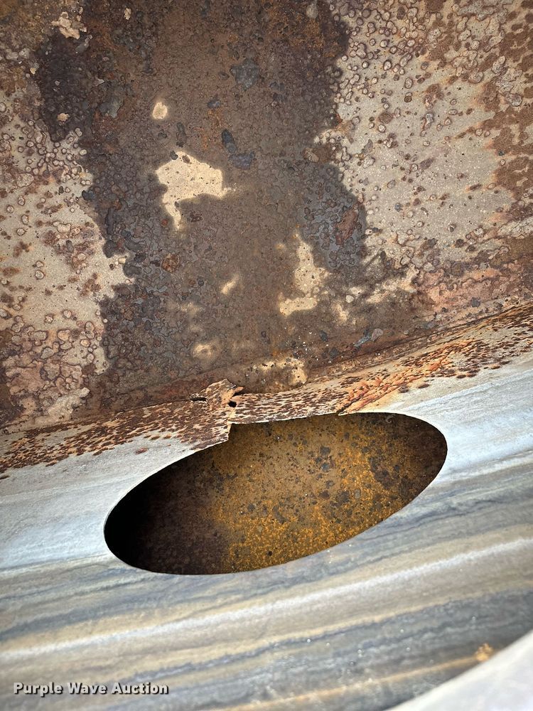 image for item MQ9402 1997 Ford F800  water truck