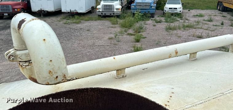 image for item MQ9402 1997 Ford F800  water truck