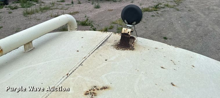 image for item MQ9402 1997 Ford F800  water truck