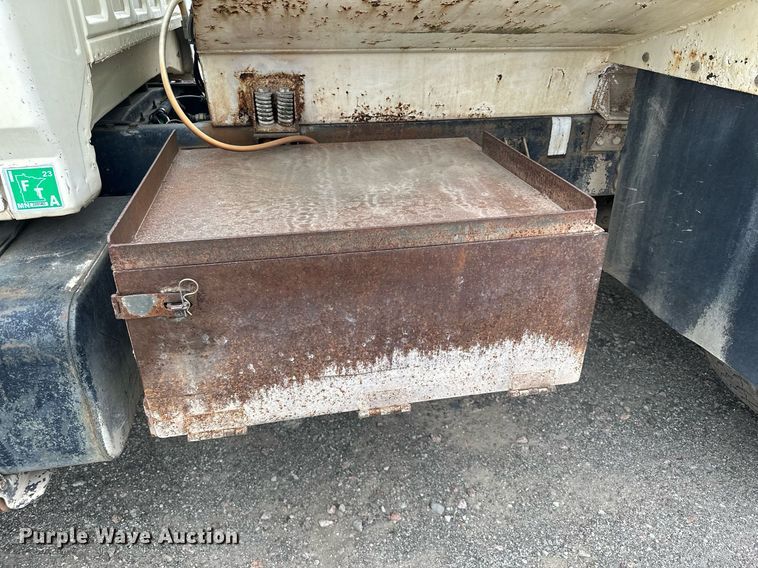 image for item MQ9402 1997 Ford F800  water truck