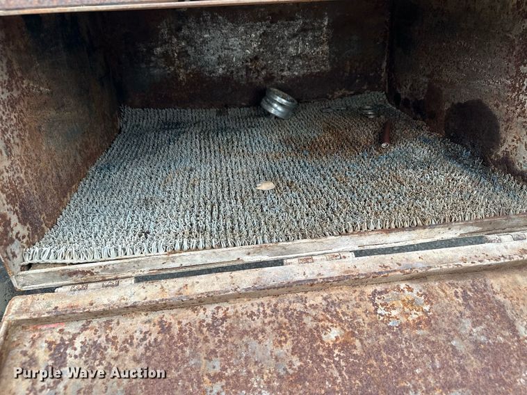 image for item MQ9402 1997 Ford F800  water truck