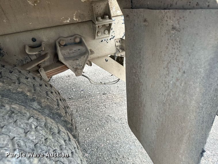 image for item MQ9402 1997 Ford F800  water truck