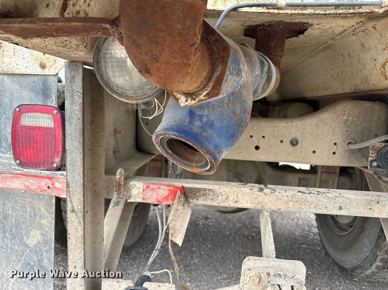 image for item MQ9402 1997 Ford F800  water truck