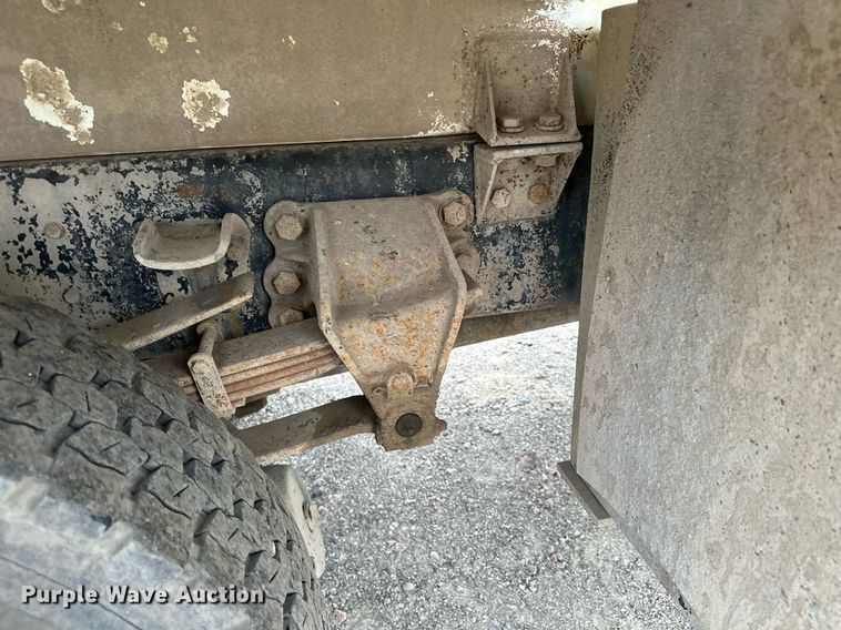 image for item MQ9402 1997 Ford F800  water truck