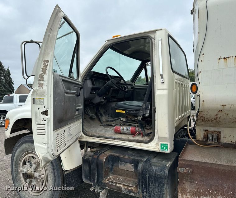 image for item MQ9402 1997 Ford F800  water truck