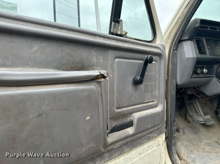 image for item MQ9402 1997 Ford F800  water truck