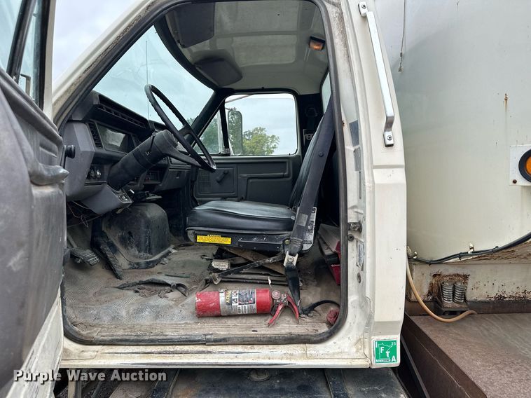 image for item MQ9402 1997 Ford F800  water truck