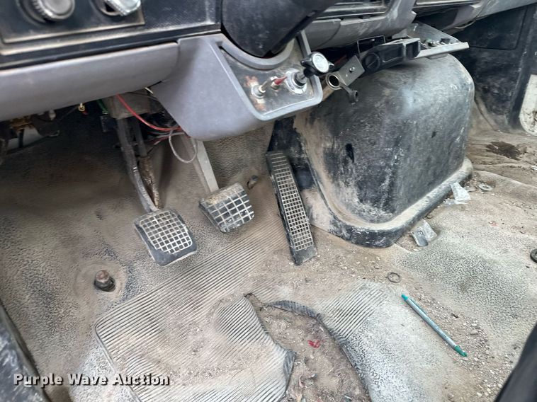 image for item MQ9402 1997 Ford F800  water truck