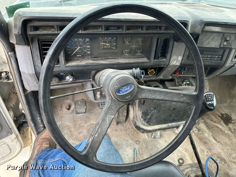 image for item MQ9402 1997 Ford F800  water truck