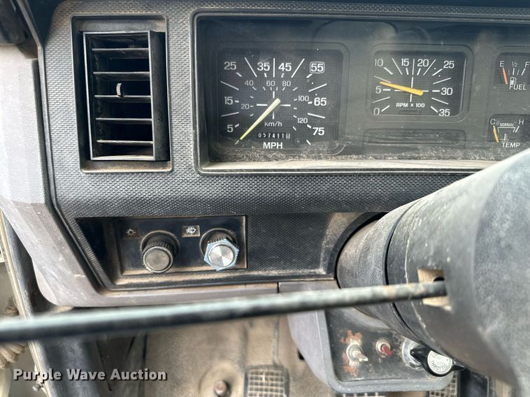 image for item MQ9402 1997 Ford F800  water truck