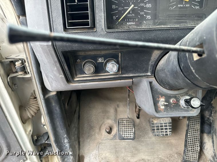 image for item MQ9402 1997 Ford F800  water truck