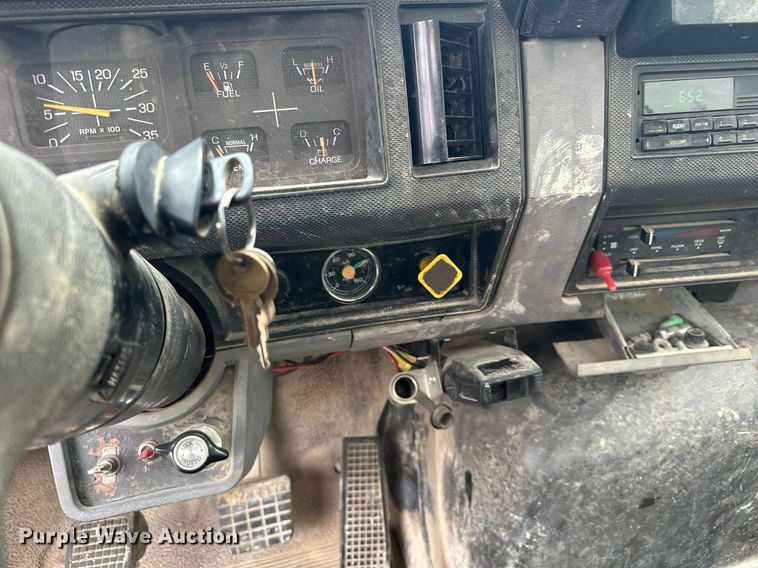 image for item MQ9402 1997 Ford F800  water truck