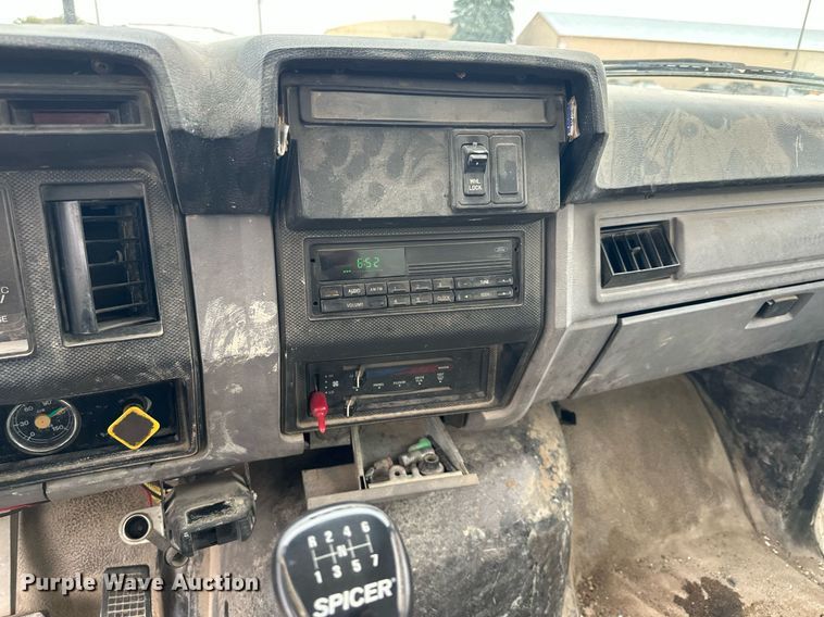 image for item MQ9402 1997 Ford F800  water truck