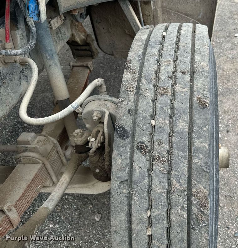 image for item MQ9402 1997 Ford F800  water truck