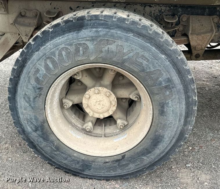 image for item MQ9402 1997 Ford F800  water truck