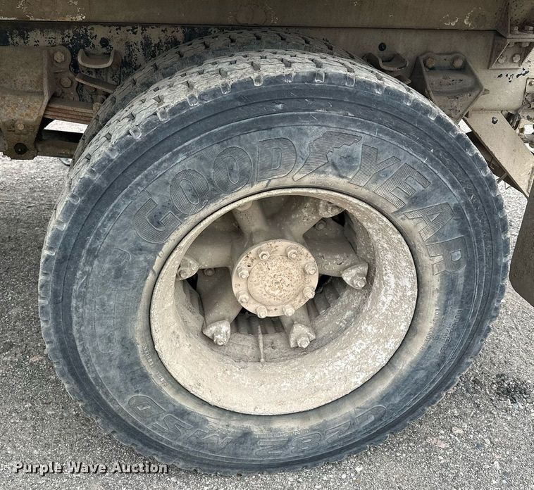 image for item MQ9402 1997 Ford F800  water truck