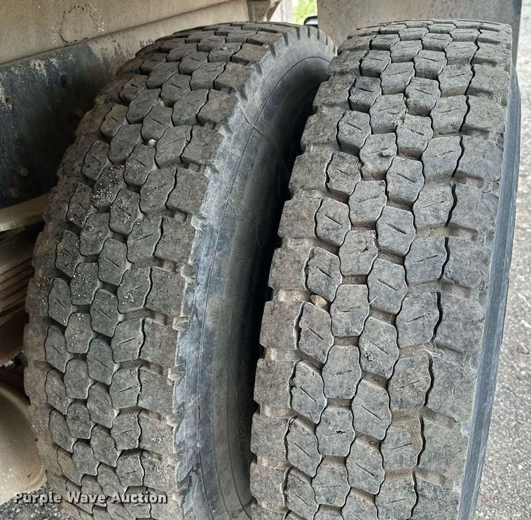 image for item MQ9402 1997 Ford F800  water truck