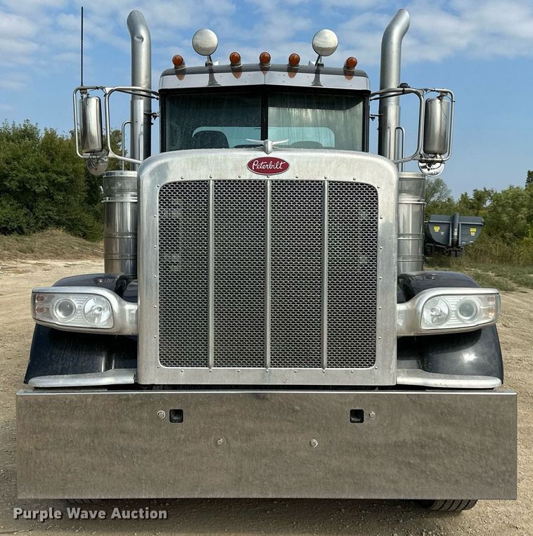 image for item MU9106 2014 Peterbilt 389  semi truck