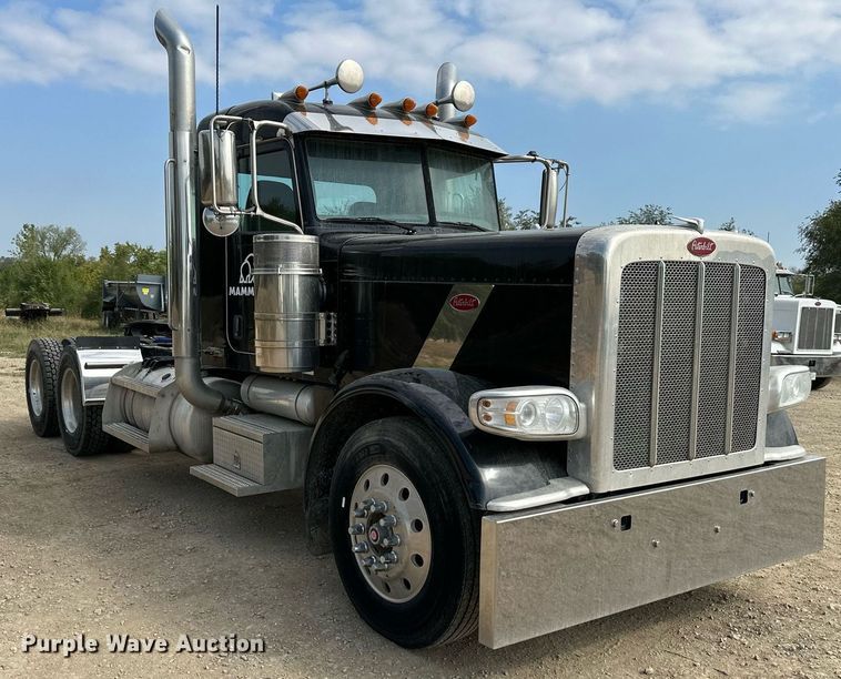 image for item MU9106 2014 Peterbilt 389  semi truck