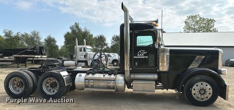 image for item MU9106 2014 Peterbilt 389  semi truck