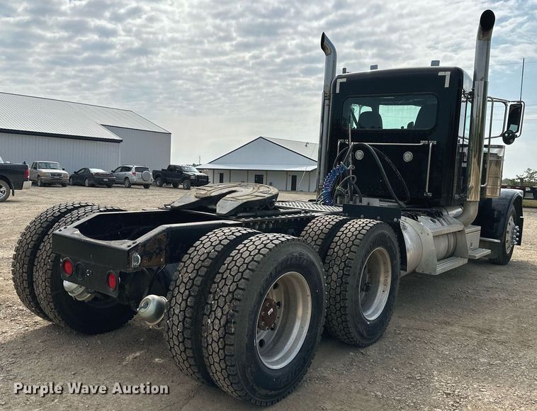 image for item MU9106 2014 Peterbilt 389  semi truck