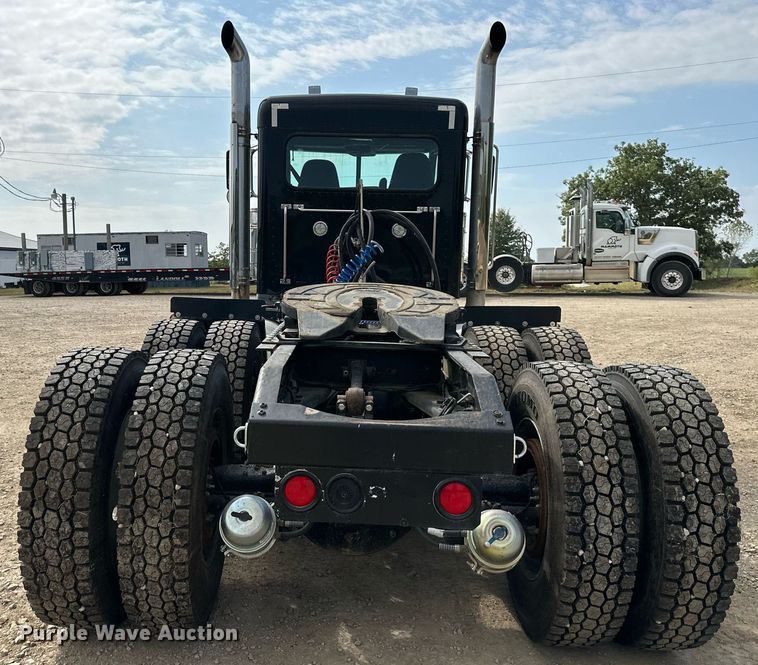 image for item MU9106 2014 Peterbilt 389  semi truck